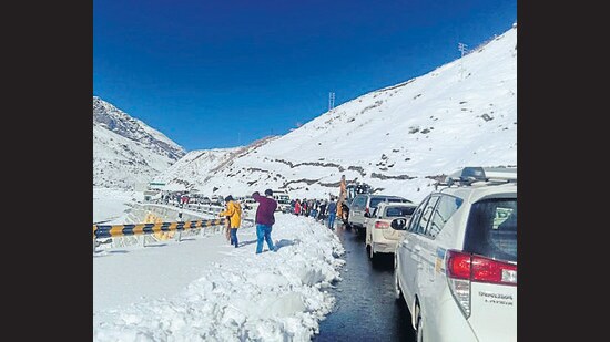 Keylong was the coldest place in the state with a minimum temperature at - 8.8 °C. The Shimla MeT centre said a fresh western disturbance would likely affect the western Himalayan region from the night of December 13 causing a fresh spell of snow and rain in the higher reaches of Himachal. (HT File Photo)