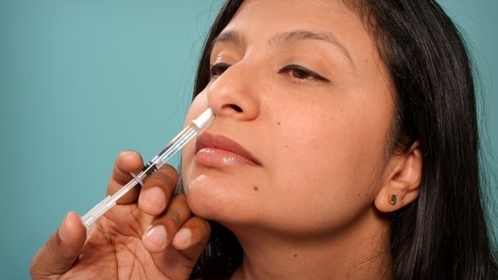 One of the problems that accompany a common cold is stuffy nose. Not only it causes extreme discomfort but also a problem with breathing at times. Salt-water rinsing can help relieve nasal congestion. Mixing 1/4 tsp salt with the same amount of baking soda in a cup of warm water can help. You can use a bulb syringe to put water into the nose. Keep one nostril closed with the help of your finger while treating the other nostril. Repeat the process with other nostril.(Unsplash)