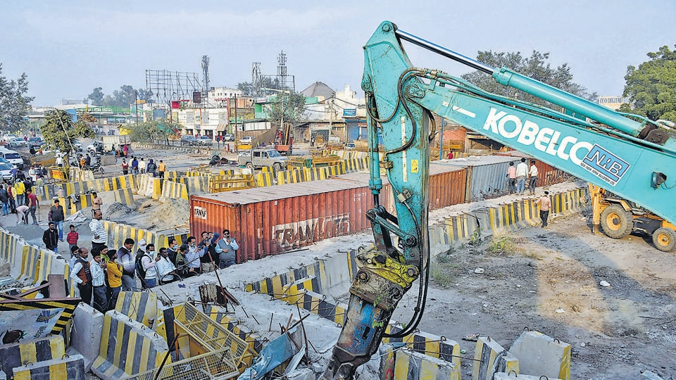 New Delhi, Dec 12 (ANI): Barricades being removed from Singhu Border after farmers start leaving the protest site following the Samyukta Kisan Morcha announcement to end their year-long protest against the three farm laws and other issues, in New Delhi on Sunday. (ANI Photo) (Ishant Kumar) New Delhi, Dec 12 (ANI): Barricades being removed from Singhu Border after farmers start leaving the protest site following the Samyukta Kisan Morcha announcement to end their year-long protest against the three farm laws and other issues, in New Delhi on Sunday. (ANI Photo) (Ishant Kumar)