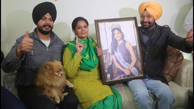 Miss Universe Harnaaz Sandhu’s parents Pritampal Singh Sandhu and Dr Rabinder Kaur Sandhu and brother Harnoor Singh celebrating her winning the title, at their home in Kharar town of Mohali district in Punjab on Monday. (Ravi Kumar/HT) Miss Universe Harnaaz Sandhu’s parents Pritampal Singh Sandhu and Dr Rabinder Kaur Sandhu and brother Harnoor Singh celebrating her winning the title, at their home in Kharar town of Mohali district in Punjab on Monday. (Ravi Kumar/HT)