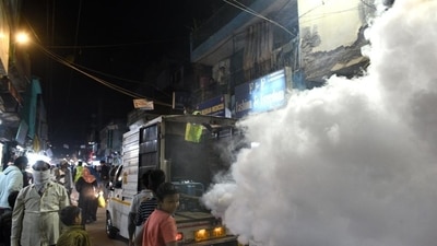 South Delhi Municipal Corporation (SDMC) workers fumigates at Shaheen Bagh. Delhi has so far registered 9,260 dengue cases and 15 deaths. (Arvind Yadav/HT Photo) South Delhi Municipal Corporation (SDMC) workers fumigates at Shaheen Bagh. Delhi has so far registered 9,260 dengue cases and 15 deaths. (Arvind Yadav/HT Photo)