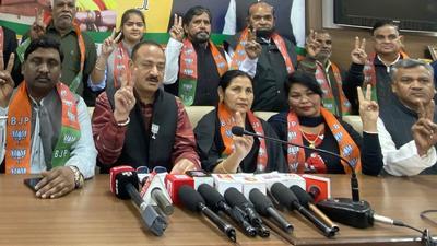 Sheela Phool Singh and Prem Pal Chauhan joining the Bharatiya Janata Party on Monday. (HT Photo) Sheela Phool Singh and Prem Pal Chauhan joining the Bharatiya Janata Party on Monday. (HT Photo)