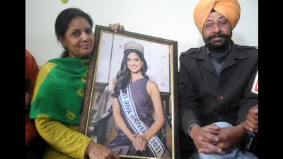 Pritpal Singh Sandhu and Rabinder Kaur Sandhu, parents of Harnaaz Kaur Sandhu who won the Miss Universe title after 21 years, celebrating at their residence in Kharar on Monday. (Ravi Kumar/HT) Pritpal Singh Sandhu and Rabinder Kaur Sandhu, parents of Harnaaz Kaur Sandhu who won the Miss Universe title after 21 years, celebrating at their residence in Kharar on Monday. (Ravi Kumar/HT)