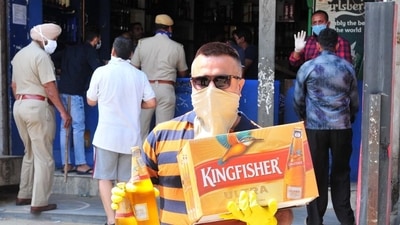 It is advised to avoid consuming Beer in empty stomach or after a heavy meal. It can be consumed after a light meal. (HT Photo) It is advised to avoid consuming Beer in empty stomach or after a heavy meal. It can be consumed after a light meal. (HT Photo)