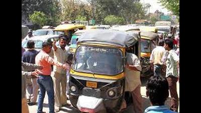 The traffic police intervened, informing the private bus drivers about the civic body’s designation of the spot to auto rickshaws. (Representative Image/Ht File) The traffic police intervened, informing the private bus drivers about the civic body’s designation of the spot to auto rickshaws. (Representative Image/Ht File)