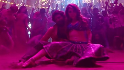 Samantha Ruth Prabhu and Allu Arjun in Oo Antava.