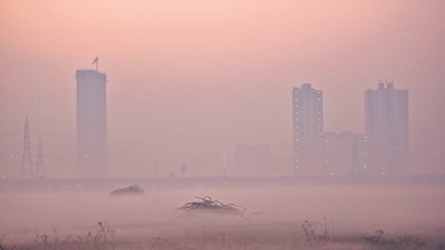 RK Jenamani, scientist at IMD, said the minimum temperature in Delhi will hover between 6°C and 8°C till the end of the week. (Sunil Ghosh/HT Photo)