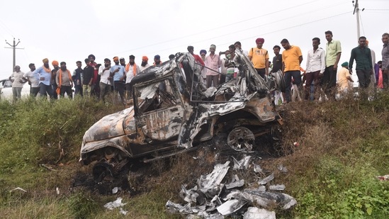 One of the SUVs that allegedly ran over the farmers and killed them, was set ablaze in Tikunia, Lakhimpur Kheri, Uttar Pradesh.(HT_PRINT)