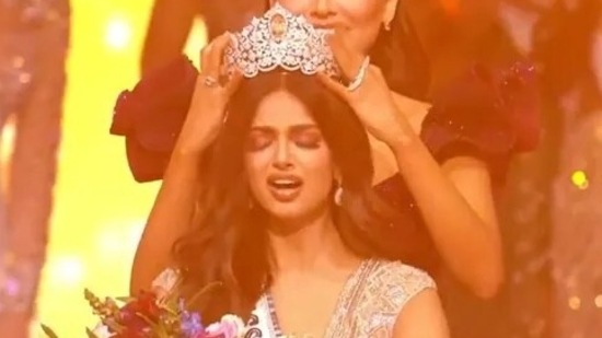 Holding a beautiful bouquet of flowers and adorning a dazzling Miss Universe crown, an excited Harnaaz Sandhu was seen saying in a video- Chak de phatte India, chak de phatte, surrounded by other finalists.(Instagram)