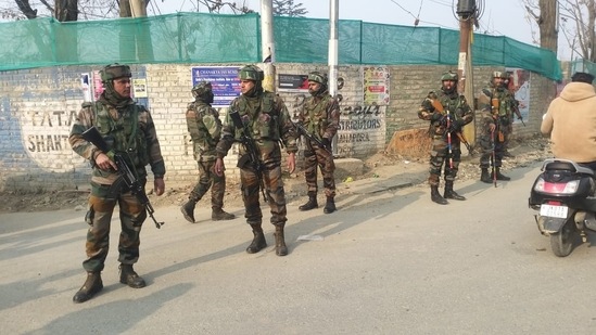 Security forces near the site of encounter at Rangreth on the outskirts of Srinagar.(Waseem Andrabi, Hindustan Times)