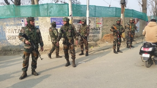 Security forces near the site of encounter at Rangreth on the outskirts of Srinagar.(Waseem Andrabi, Hindustan Times)