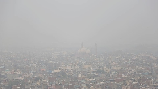 Smog over the national Capital. The government on Monday said the air pollution levels in Delhi have improved, and that it will ask CAQM to reopen schools in a phased manner. (Sanchit Khanna/HT Photo) Smog over the national Capital. The government on Monday said the air pollution levels in Delhi have improved, and that it will ask CAQM to reopen schools in a phased manner. (Sanchit Khanna/HT Photo)