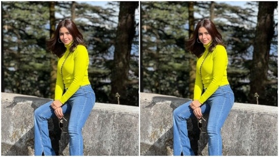 Aamna, for her day out in the sun, picked a neon yellow top and a pair of high-waisted blue denims.(Instagram/@aamnasharifofficial)