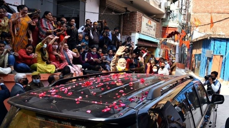 PM Modi showered with rose petals as he arrives his parliamentary constituency.&nbsp; (HT Photos)