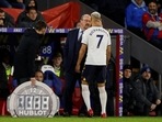 Soccer Football - Premier League - Crystal Palace v Everton - Selhurst Park, London, Britain - December 12, 2021 Everton's Richarlison with manager Rafael Benitez after being substituted Action Images via Reuters/John Sibley
