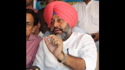 Punjab cabinet Minister Gurkirat Singh Kotli awarded grants to the schools in Ludhiana for their development plans. Punjab cabinet Minister Gurkirat Singh Kotli awarded grants to the schools in Ludhiana for their development plans.