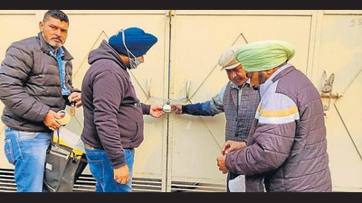 Officials of MC’s building branch sealing an illegal commercial establishment in New BRS Nagar, Ludhiana, on Tuesday. (HT Photo) Officials of MC’s building branch sealing an illegal commercial establishment in New BRS Nagar, Ludhiana, on Tuesday. (HT Photo)