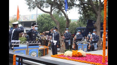 Ludhiana DC Varinder Kumar Sharma along with senior Air Force officers, paid tribute to Param Vir Chakra recipient Nirmanjit Singh Sekhon by laying a wreath as the Punjab Police presented the Guard of Honour. (HT file)