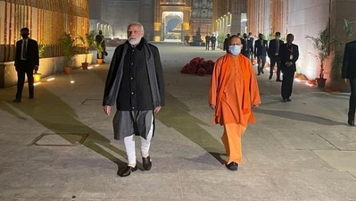 PM Modi was accompanied by Uttar Pradesh Chief Minister Yogi Adityanath during the inspection after midnight. (Sudhir Kumar / HT PHOTO) PM Modi was accompanied by Uttar Pradesh Chief Minister Yogi Adityanath during the inspection after midnight. (Sudhir Kumar / HT PHOTO)