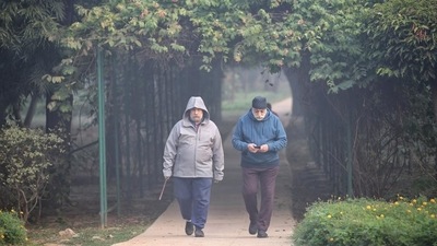 Delhi recorded an air quality index (AQI) of 367 on Tuesday, an increase from Monday’s reading of 331 (very poor), and 254 (poor) on Sunday. (Sanchit Khanna/HT Photo)