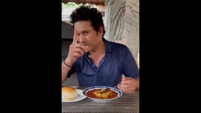 Sachin Tendulkar saying “ek number,” as he enjoyes his favourite snack Misal Pav.&nbsp; (instagram/@sachintendulkar)