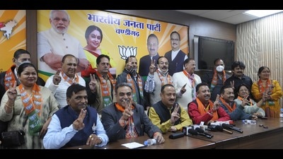 Ten AAP members after joining the saffron fold in the presence of state BJP president Arun Sood, former state chief Sanjay Tandon and mayor Ravi Kant Sharma at the party’s office in Sector 33, Chandigarh, on Tuesday. (Keshav Singh/Hindustan Times)