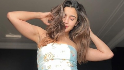 Alia Bhatt looks adorable in a gorgeous floral dress worth ₹5k for outing with Soni Razdan Alia Bhatt looks adorable in a gorgeous floral dress worth ₹5k for outing with Soni Razdan