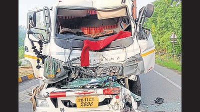 Reflective tapes on heavy vehicles such as tipper trucks, tractor trailers, and garbage trucks will be installed to reduce accidents in the fog or at night in Ludhiana. (HT File) Reflective tapes on heavy vehicles such as tipper trucks, tractor trailers, and garbage trucks will be installed to reduce accidents in the fog or at night in Ludhiana. (HT File)