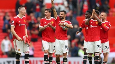 Bruno Fernandes of Manchester United acknowledges the fans following win against Leeds United. (Getty) Bruno Fernandes of Manchester United acknowledges the fans following win against Leeds United. (Getty)