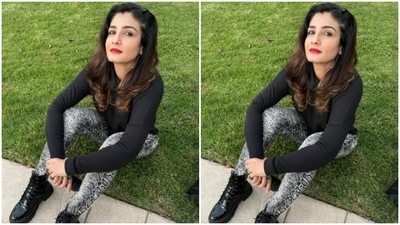 In minimal makeup – pink eyeshadow, black eyeliner and a shade of red lipstick – Raveena looked pretty. (Instagram/@officialraveenatandon)