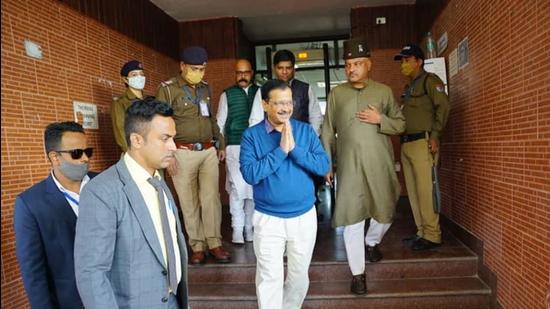 Arvind Kejriwal, Delhi chief minister and Aam Aadmi Party (AAP) national convenor arriving in Uttarakhand’s Kashipur area on Tuesday. (HT Photo)