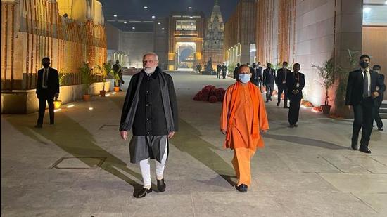 PM Narendra Modi along with UP CM Yogi Adityanath visited the Kashi Vishwanath temple shortly after midnight. (HT photo)