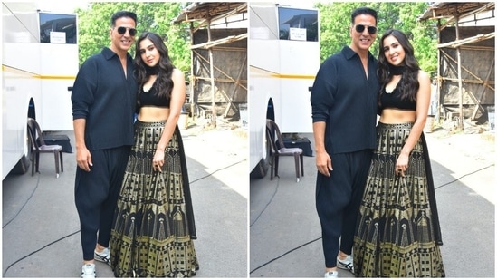 Sara Ali Khan and her Atrangi Re co-star Akshay Kumar strike a pose for the shutterbugs.(HT Photo/Varinder Chawla)