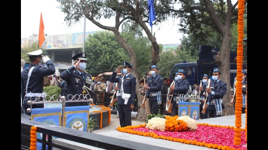 Ludhiana DC Varinder Kumar Sharma along with senior Air Force officers, paid tribute to Param Vir Chakra recipient Nirmanjit Singh Sekhon by laying a wreath as the Punjab Police presented the Guard of Honour. (HT file)