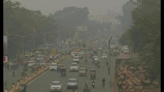 Low visibility at Bailey road in Patna on November 20. (Santosh Kumar/HT Photo)