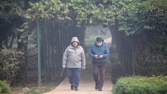 Delhi recorded an air quality index (AQI) of 367 on Tuesday, an increase from Monday’s reading of 331 (very poor), and 254 (poor) on Sunday. (Sanchit Khanna/HT Photo)