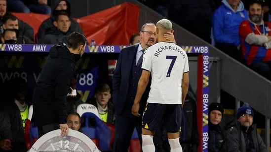 Soccer Football - Premier League - Crystal Palace v Everton - Selhurst Park, London, Britain - December 12, 2021 Everton's Richarlison with manager Rafael Benitez after being substituted Action Images via Reuters/John Sibley(Action Images via Reuters)