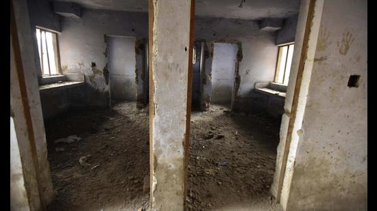 An HT team visited the two colonies on Monday and found that doors and window grilles were missing in most of the flats. (Parveen Kumar/HT)