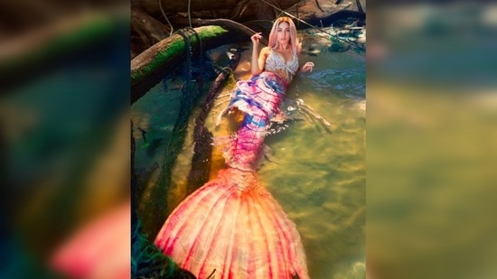 Nora Fatehi matched her pink mermaid tail with her hair and dyed it ash pink.(Instagram/@norafatehi)