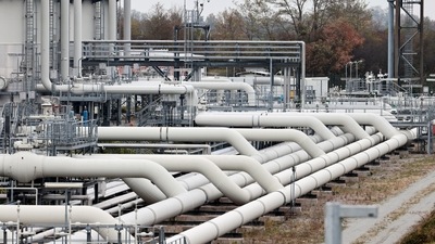 Pipes are pictured at a gas compressor station in Mallnow, Germany.&nbsp; (REUTERS)