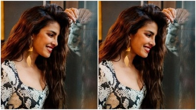 Priyanka, let her tresses open as she smiled with all her heart for the camera. (Instagram/@priyankachopra)