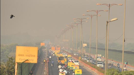 Data from the Central Pollution Control Board showed that the hourly air quality index (AQI) at 7am stood at 372 in New Delhi. (Raj K Raj/HT PHOTO)