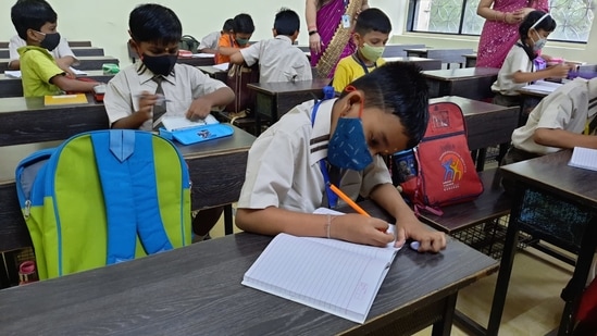 Schools for classes 1 to 4 have resumed from today. Visuals from Anand Vishwa Gurukul School in Thane as it begins online and offline classes for students.(Praful Gangurde/HT photo)
