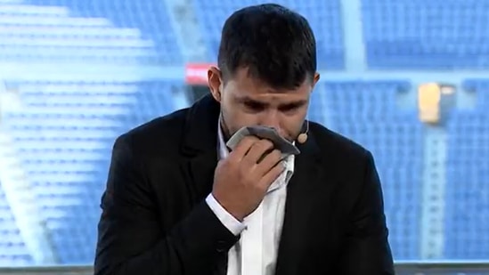 VIDEO: Sergio Aguero breaks down in tears as Barcelona striker announces retirement from football due to heart condition (TWITTER/SCREENGRAB)