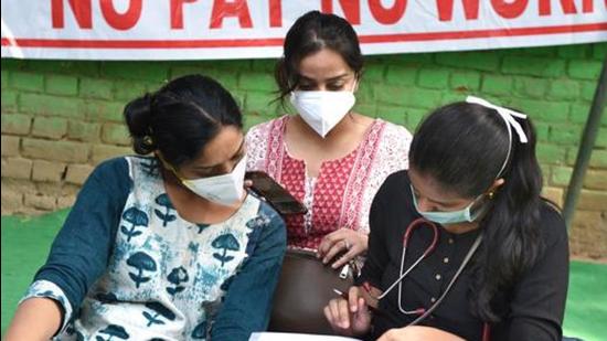 Nearly 10,000 staff of the North MCD went on a 24-hour strike on Monday to protest non-payment of salaries for several months, but withdrew it hours later after the corporation officials assured the staff to clear their dues (Arvind Yadav/HT Photo)