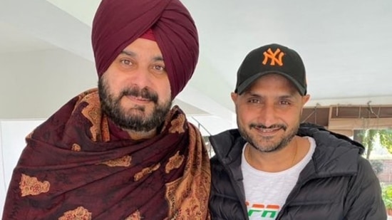 Punjab Congress chief Navjot Singh Sidhu posted this photo with Harbhajan Singh on Twitter.&nbsp;