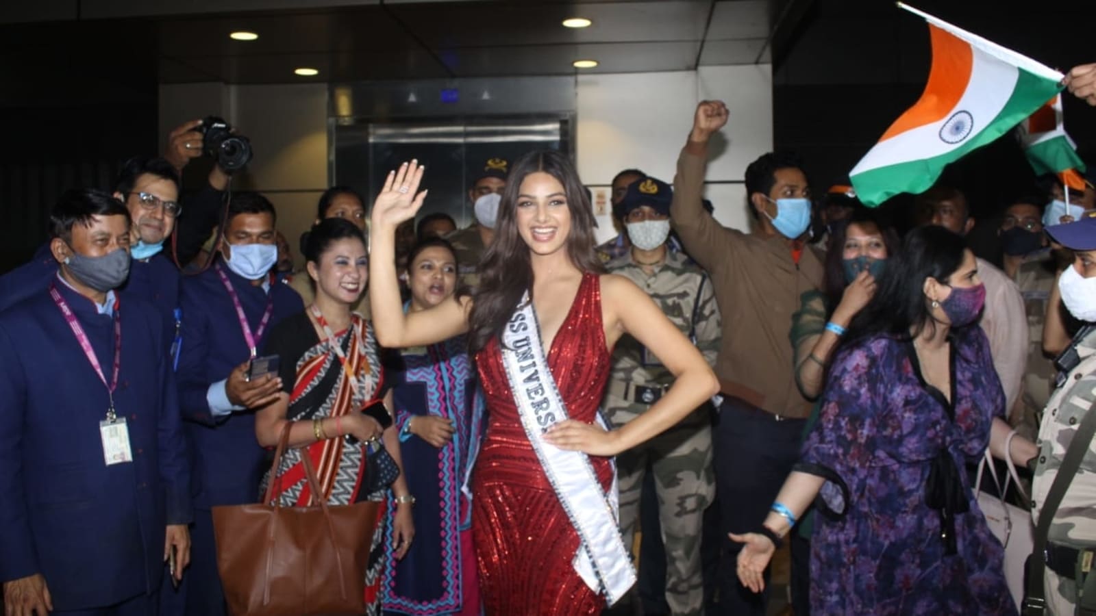 miss-universe-2021-harnaaz-sandhu-waves-indian-flag-says-chak-de