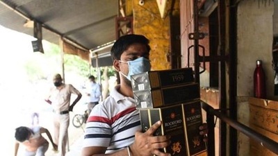 North MCD officials said they will continue to check the legal status of all MCD-related regulations in the new liquor shops. (Picture for representation only/HT Archive) North MCD officials said they will continue to check the legal status of all MCD-related regulations in the new liquor shops. (Picture for representation only/HT Archive)