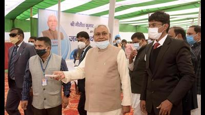 Chief minister Nitish Kumar inaugurates various development schemes at Kusheshwar Asthan in Darbhanga n Thursday. (Santosh Kumar/HT Photo)