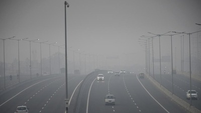 The ban on entry of trucks into Delhi will continue except for those carrying essential commodities and running on cleaner fuels. (Sakib Alii/HT) The ban on entry of trucks into Delhi will continue except for those carrying essential commodities and running on cleaner fuels. (Sakib Alii/HT)